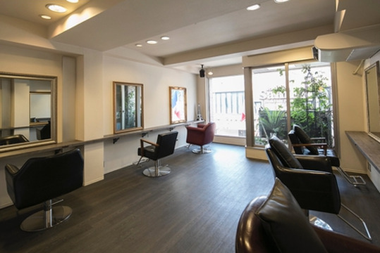 【神楽坂】◆完全週休2日制・最低保障給あり・産休育休制度あり◆集客もばっちりなサロンで入客チャンス多数！サロンワークをしながら語学も学んでいける国際派サロン「Ke’lnternational（ケーインターナショナル）」からスタイリスト（美容師）の求人★☆