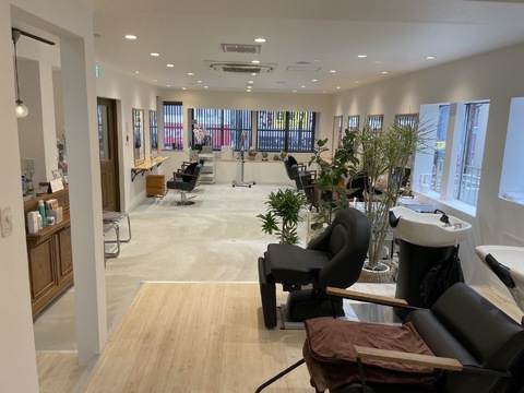 【大和駅】≪完全週休2日制≫≪土日休みOK≫≪高単価サロン≫≪18時閉店≫髪質改善や縮毛矯正などの髪を美しくする施術に定評があるサロン！おしゃれで清潔感あふれる店内で、働きやすい環境が整っています！「AQUA（アクア）」からスタイリスト（美容師）の求人☆☆