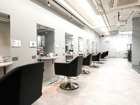 【西梅田】≪年間休日115日≫≪月給22万円スタート≫≪有給休暇＆社会保険完備≫ヘアメイクや撮影、アレンジで美容師の幅を広げながらサロンワークで高さも出せるサロン「un le pont 西梅田（アンルポンニシウメダ）」からアシスタント（美容師）の求人☆☆