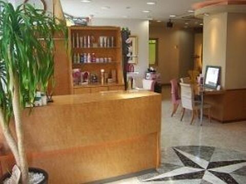 【阪急六甲】≪最短2年でスタイリストデビュー≫≪平均退社時間18:00≫働きやすさ抜群の地域密着型のお店!!拘束時間9時間とプライベートも充実!!自分のペースで無理なく学べるアットホームなサロン“Monalisa（モナリザ）”からアシスタント（美容師）の求人☆★