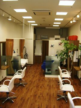 【若江岩田】≪平均退社18時台≫≪プライベート重視≫≪未経験・通信生・新卒生OK≫仕事が終わっても遊びにも行ける時間♪営業中レッスンOK♪地域密着で男女問わず幅広く支持されているサロンです☆「Top Heel（トップ ヒール）」からアシスタント（美容師）の求人☆☆