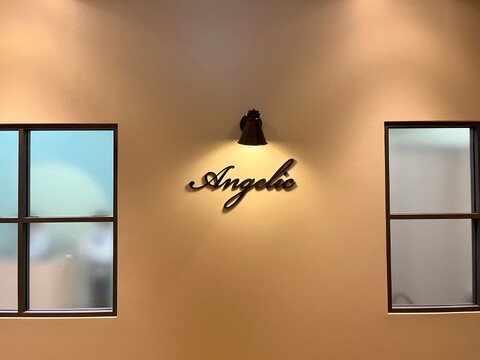 【海老名駅】≪社会保険完備≫≪月9日休み≫≪経験者優遇≫≪未経験者も可≫長年に渡る研究と実践によりブラッシュアップされた繊細で高度な技術が特徴！まつ毛エクステ・ラッシュリフト・アイブロウ！充実の待遇面！「Angelic 海老名ビナウォーク店（アンジェリックエビナビナウォークテン）」からアイリスト（まつげエクステ・まつげパーマ・アイブロウ）の求人☆☆