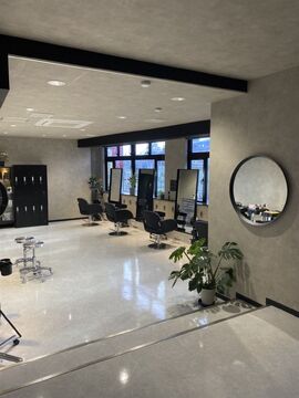 【高槻市駅】≪完全週休2日制≫≪社会保険完備≫最短半年でカラーリストデビューが出来るカリキュラムあり！向上心のある方におすすめ！技術だけではなく人間力も高められるサロン！「.Xian（シアン）」からアシスタント（美容師）の求人☆★☆