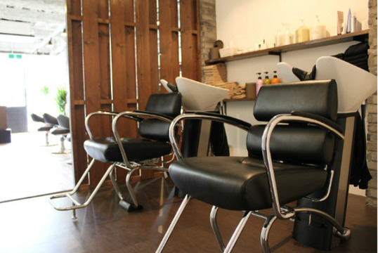 【甲子園】個人店では珍しい分業制で行なっています！ネイルも併設のトータルビューティーサロン“SHRI”各分野のスペシャリストから、直々に学ぶことが出来る♪メイクも教えてもらえるので、興味のある方には嬉しいですね★パートも同時募集！アシスタント（美容師）の求人☆★