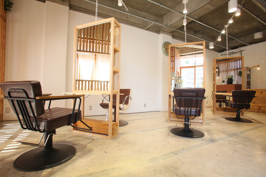 【豊川】≪月8日休み≫≪月給21万円〜≫≪電動自転車支給or引っ越し手当あり≫幅広い年齢層のお客様が来店されるので、年代にあわせた接客スキルが学べます！ゆったりお客様と関わっていく事をコンセプトとしたサロン！「LIBERTA（リベルタ）」からアシスタント（美容師）の求人☆★☆