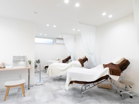 【河内長野】≪完全週休2日制≫≪社会保険完備≫≪20時までに退勤可能≫≪サロン定休日なし≫清潔感溢れる店内のトータルビューティーサロン！働きやすい条件でプライベートとの両立もできます！明るく丁寧な接客ができる方歓迎！「Atto repetee（アットリピティ）」からネイリスト（ネイル）の求人☆☆