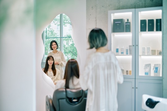 【薬院駅】月給25万円・社会保険完備・完全週休2日制！！ひとりひとりのお客様を大切してたくさんの笑顔を創ります。早回しでなくお客様満足度が高いオシャレヘアサロン「脱白髪染めハイライト専門店 loe 薬院本店（ダツシラガゾメハイライトセンモンテンロエヤクインホンテン）」からスタイリスト（美容師）の求人☆★