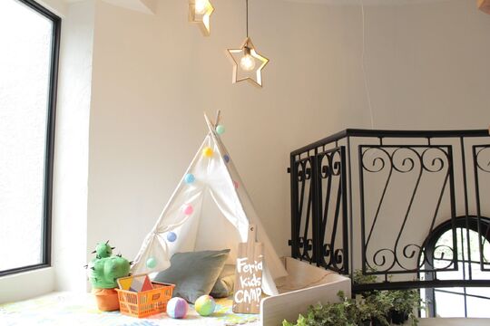 【阪急豊中駅】≪社会保険完備≫≪新規出店予定あり≫19時完全閉店！新規入客チャンス大☆大阪に店舗展開するFERIA☆事例のない未来は自分たちで作る！FERIAの一番のウリは働きやすさです！「FERIA 豊中（フェリアトヨナカ）」からスタイリスト（美容師）の求人★☆