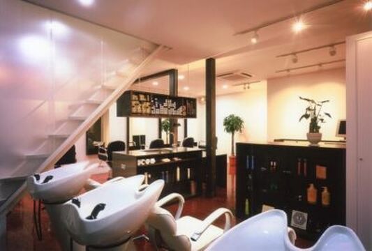 【羽衣】≪社会保険完備≫≪日曜休みあり≫≪17:30営業終了≫「次回予約率の高さ」が自慢！スケジュールを管理するので育児と仕事を無理なく両立できます！子育て世代が活躍する地域密着サロン「NOUVELLE（ヌーベル）」アシスタント（美容師）の求人★☆