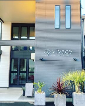 【樟葉】≪日曜、月曜、祝日が定休日≫≪社会保険完備≫≪パートさんは週2日〜勤務OK≫≪9:00〜17:00までの勤務が出来る方の求人≫≪20時までに退勤可能≫ママさん美容師が多数活躍中◎風通しがいい環境で離職率が低いサロン！「vivace くずは並木店（ヴィヴァーチェクズハナミキテン）」からスタイリスト（美容師）の求人☆☆