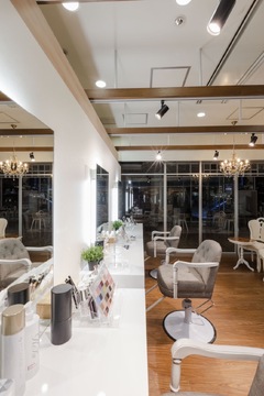 【梅田】≪立体造形眉カット≫≪トータルビューティーサロン≫≪髪色自由≫≪子供手当あり≫しっかりとした研修体制のもと、「立体造形眉カット」の技術を習得することができます！眉カット以外にメイクアップ、まつげカール、ヘアセットもしています！「beauty garden e:sグランフロント店（ビューティーガーデンイースグランフロントテン）」からアイリスト（まつげパーマ・アイブロウ）の求人★★