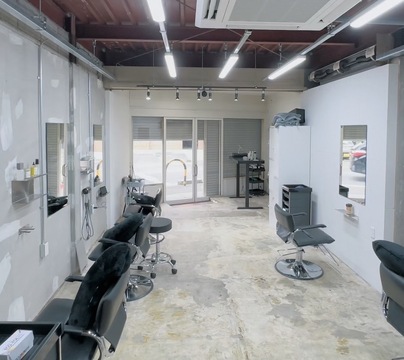 【初芝】≪社会保険完備≫≪月8日休み・土日休み月3回までOK≫≪18時に退勤可能≫≪客単価1万円以上≫お客様の理想を叶えるサロン！最短1年半でデビュー可能！「ニューモナ」からアシスタント（美容師）の求人★☆