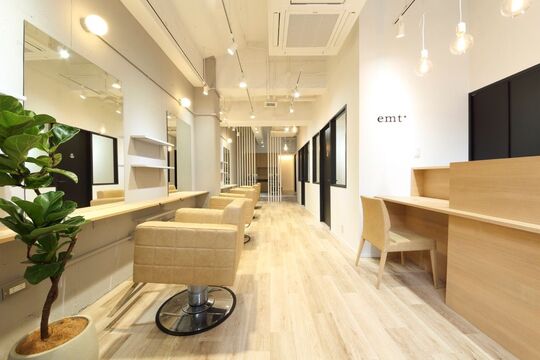 【南堀江】≪社会保険完備≫≪日祝休み≫≪23.5万円＋歩合40％≫≪月平均休日8日以上≫≪平日退社時間18時半≫女性目線で働き方を追求した女性応援美容室。ママさんも大歓迎!!ブランクがある方も安心して働ける環境です。emt plus（エントプラス）からスタイリスト（美容師）の求人☆★