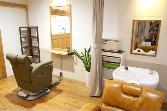 【豊中】≪カラー出来たら月給18万円スタート≫≪選べる完全週休制!!≫≪整容国保OK≫地域の方から愛されるアットホームサロン!!理容美容を併設しているため色んなお客様とかかわって行ける環境!!土日レッスン無しでプライベートも充実!!“JOY BOX（ジョイボックス）”からアシスタント（美容師）の求人★☆