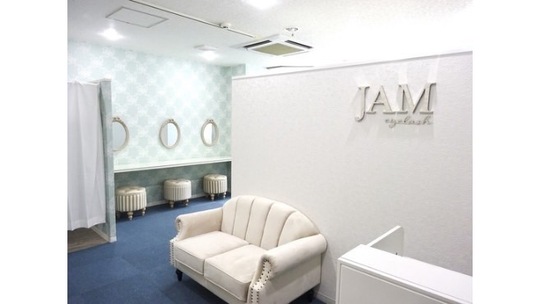 【枚方市駅】≪自由出勤≫≪日曜休みOK！≫≪髪色ネイル自由≫≪ブランクがある方でも大歓迎≫スタッフ同士仲良し！接客重視の半個室サロン「JAM eyelash 枚方店（ジャムアイラッシュヒラカタテン）」からアイリスト（まつげエクステ・まつげパーマ・アイブロウ）の求人☆☆