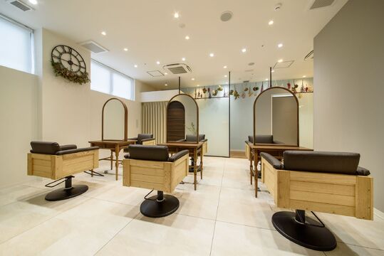 【勝川駅】 月30万円保証あり 人気ヘアサロングループ！歩合制 個人売上45〜60％還元 大人女性の為の上質なヘアサロン！完全マンツーマン&高単価な仕事を行うことが出来る環境です！BELEA 春日井店（ビレアカスガイテン）からスタイリスト（美容師）の求人☆★