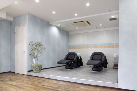 【江坂】月給20万円スタート！社会保険、月8日休み！営業時間を使って効率よくレッスンを行っていきます。オシャレなサロン「head to head（ヘッドトゥヘッド）」からアシスタント（美容師）の求人☆★