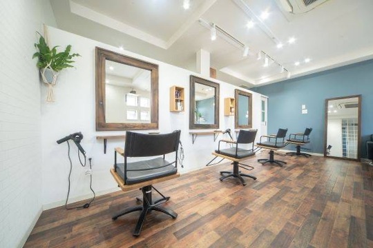 【日ノ出】≪日曜定休あり・時短社員制度あり・社会保険完備・最短18時に退勤・サロン駐車場あり≫スタッフ同士の仲が良く働きやすい環境！マツエク、フェイシャルエステ、成人式プロデュースも学べるトータルビューティーサロン「elu. hair make（エルヘアーメイク）」からアシスタント（美容師・理容師）の求人☆★