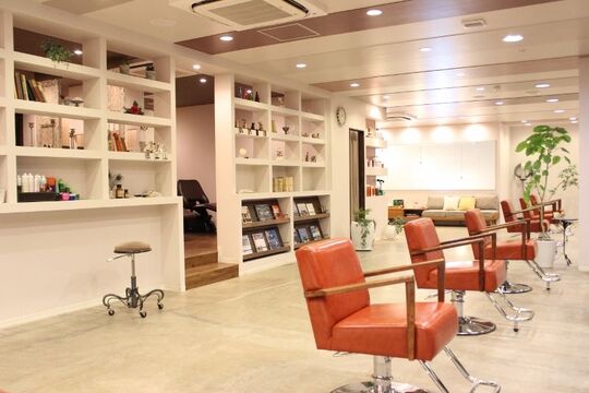 【阪神尼崎】≪完全週休二日制≫≪早い人でデビューまで2年以内≫平均退社19:30でプライベートも充実♪毎年10月に慰安旅行でハワイや沖縄にリフレッシュしに行きます！尼崎で大人気！ワンちゃんのいる癒し系サロン“hair Lyle(ヘアーライル)”からアシスタントの求人☆★☆