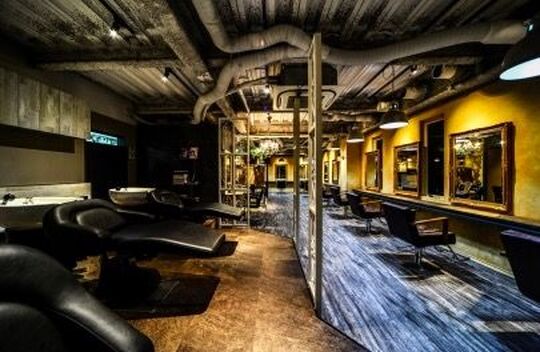 【岡山駅】海外にも出店、勢いのあるサロン！≪フリー40〜50％／指名50〜60％還元≫月30万円稼ぐのも可能！週休2日でプライベート重視、休みを減らして稼ぐなど融通も利きますよ！「freedom garden（フリーダムガーデン）」からスタイリスト（美容師）の求人☆★