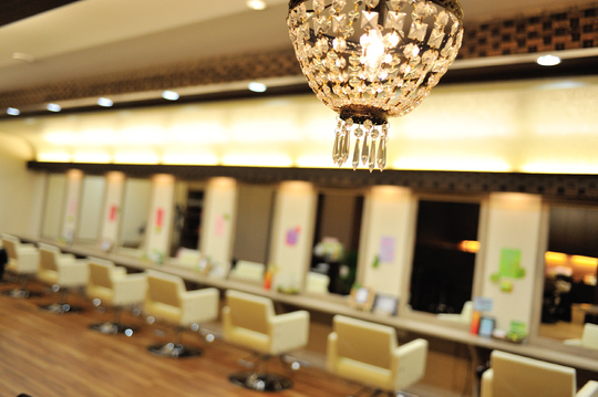 【蒲郡駅】◆ベビーシッター費用補助あり・日曜定休・最大月12日休み・残業ほぼ無し・社会保険完備・最短1年デビュー可能・営業時間内レッスンOK◆研修センターがあり、確実なスキルアップが可能です！幅広いキャリアのスタッフが活躍するサロンです！「Ai-ney バロー蒲郡店（アイニーバローガマゴオリテン）」からアシスタント（美容師）の求人★☆