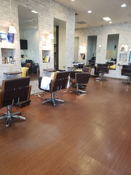 【高槻市駅】≪月給20～25万円≫≪完全週休2日制≫≪社会保険完備≫最短1年～2年半でスタイリストデビューも可能！男性のお客さんも多いので男性の施術を多くやりたい方にもおすすめ！「felicita 高槻店（フェリシータタカツキテン）」からアシスタント（美容師）の求人☆★