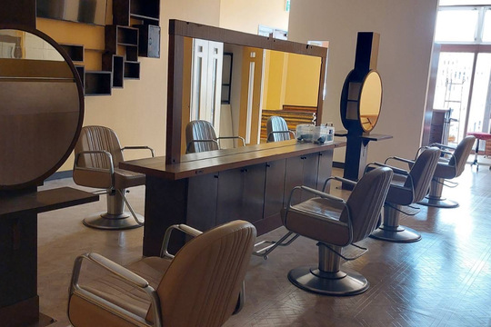 【東合川】≪営業時間18時迄・15時迄の勤務OK・週3日から勤務可能・着付けメニューあり≫子育て中のママさんも大歓迎です！！温もりのある空間が地域のお客様に愛されるアットホームなヘアサロン「ルリ子美容室（ルリコビヨウシツ）」からアシスタント（美容師）の求人☆★