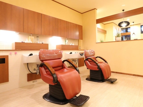 【大輪田】≪社会保険完備≫≪完全週休2日制≫≪ママさんの応募歓迎≫≪20時までに退勤可能≫奈良県を中心に店舗展開するサロン！40～50代の女性を中心にトリートメントやスパのメニューが人気！「PLAZA 西大和店（プラザニシヤマトテン）」からアシスタント（美容師）の求人★☆