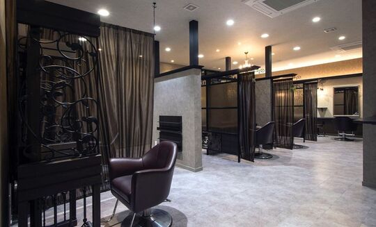 【小松駅】≪社会保険完備≫≪充実した教育体制≫≪営業中レッスンOK≫充実した福利厚生面で女性も働きやすいトータルビューティーサロン！「antiqa embel（アンティカアンベル）」からアシスタント（美容師）の求人☆★