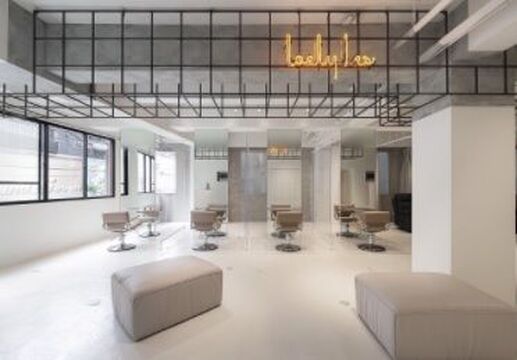 【新都心公園】◆月最大25万円の最低保障給あり・社会保険完備◆正社員と業務委託の選択制！圧倒的な新規量とこだわりの薬剤で働きやすい！トレンドをしっかり押さえた「SUI 沖縄新都心（スイオキナワシントシン）」からスタイリスト（美容師）の求人☆★