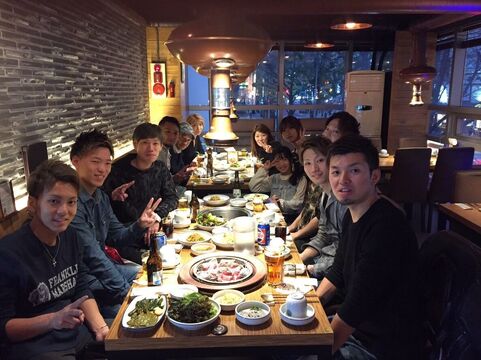 【西長堀】≪頑張り次第で最短1年でのデビュー可能≫≪営業中レッスンOK≫≪海外旅行あり≫≪社会保険完備≫20代のお客様に人気のメンズサロン！基本的に朝に時間を決めてレッスンを行うので、無駄な時間がありません！早期デビューを目指したい方にもおススメ！「VANGOO（バングー）」からアシスタント（美容師・理容師）の求人★★