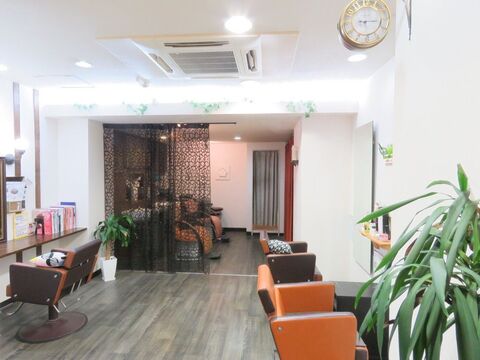 【灘】≪営業中レッスンOK≫≪平均退社19時≫≪土日休みOK≫≪社会保険完備≫≪有給休暇年10日≫マンツーマン指導なのでしっかり技術を学ぶ環境が整っている。営業中にもレッスンできるので毎日遅くまで残る必要なく、プライベートも充実。そんなメリハリのあるサロン“flower（フラワー）”からアシスタント（美容師）の求人☆★☆