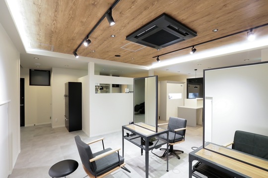 【栗東】≪幹部候補募集◎≫≪完全週休2日制≫≪土日休みOK≫≪社会保険完備≫デザインカラー比率が高いサロン！商材や薬剤も豊富で客単価も上げやすい環境！9時～21時までの中であなたの希望する時間から8時間勤務が出来るサロン！堅苦しいルールもないためのびのび働いていけますよ！「vivi_（ビビ）」からスタイリスト（美容師）の求人☆★