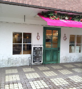 【西宮北口】≪社会保険完備◎≫≪営業中レッスンOKで営業終わりのレッスンは自由！≫≪デビューが早い！≫約2年ぐらいでデビュー出来る地域言密着型のオシャレサロン「fresca（フレスカ）」からアシスタント（美容師）の求人☆☆