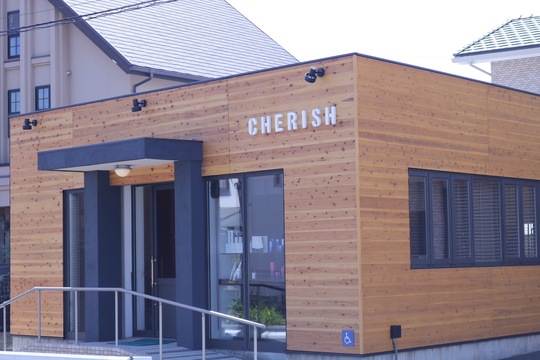 【山本】≪月8，9日休み≫≪月給25万円スタート≫≪社会保険完備≫≪日曜定休あり≫≪平均退社時間18時≫働きやすい環境が整った地域密着サロン！ほぼ定時退勤で遅くまで残ることもなくプライベート充実！「Cherish 宝塚店（チェリッシュタカラヅカテン）」スタイリスト（美容師）の求人★☆