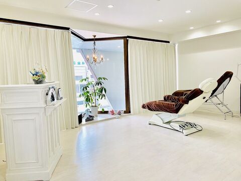 【寺田町】≪完全週休2日制≫≪社会保険完備≫≪19時に退勤可能≫≪交通費最大3万円支給あり≫待遇面がしっかりしているので安心して長く働ける環境です。入客チャンスが多い人気ヘアサロン！「Lucia（ルシア）」からスタイリスト（美容師）の求人★☆