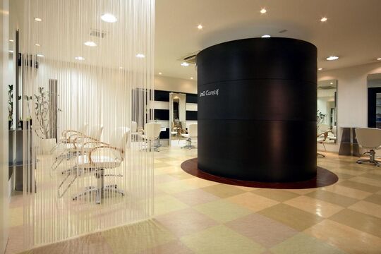 【高槻市駅】≪月給22.1万円〜≫≪月8〜10日休み≫≪GW休暇あり≫≪社会保険完備≫≪入客チャンスあり≫≪有給休暇あり≫個室での施術も可能なので寄り添った接客が可能！アットホームな環境で個室を取り入れた癒し系サロン「e’mZ Curatif（エムズキュラティフ）」からスタイリスト（美容師）の求人☆☆