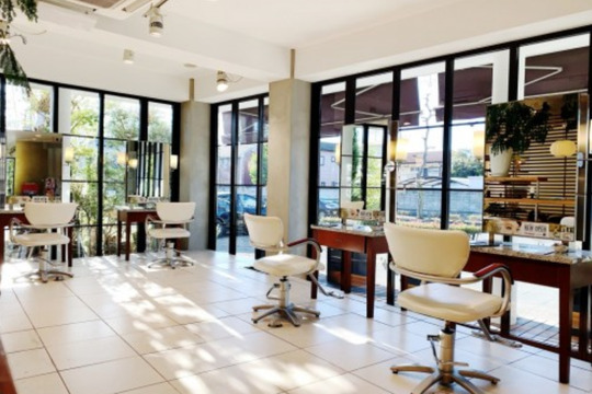 【伊勢崎駅】◇マツエク、着付け、メイクも学べる・18時までの営業時間・日曜休みあり・有給休暇あり・住宅手当あり・社会保険完備◇短い勤務時間でもしっかり稼げるシステムを構築しています。今までの技術をいかしながらたくさんのお客様を担当できる「SHAMPOO 伊勢崎宮子店（シャンプーイセサキミヤコテン）」からスタイリスト（美容師）の求人☆★