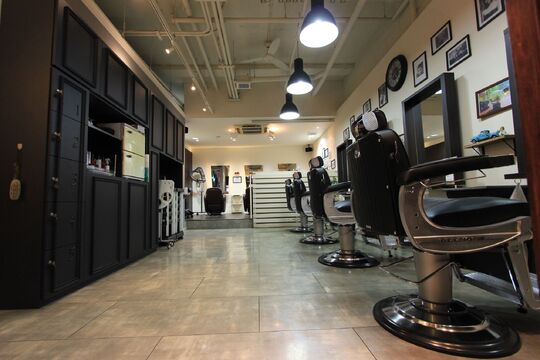 【JR尼崎】≪月7,8日休み≫≪社会保険あり≫≪冠婚葬祭休みOK≫マッシュ系からフェードなど、幅広くスタイルを提供！質の高い接客と技術で人気、お客様としっかり関われる「FIGARO（フィガロ）」からスタイリスト（美容師）の求人★☆