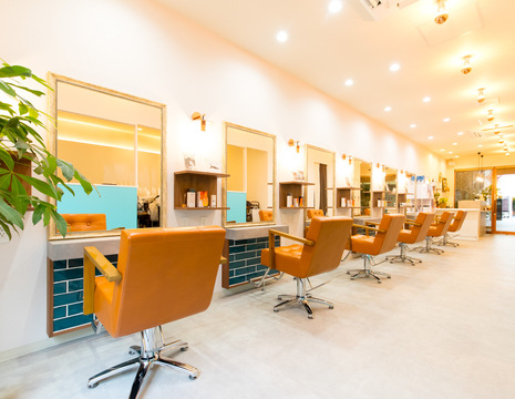 【寝屋川市駅】≪就職お祝金10万円≫≪平均月給30～40万円≫≪ママさん美容師も歓迎！週1日、1日1時間～OK≫≪社会保険完備≫≪月8日休み≫≫≪駅から徒歩1分の好立地≫各種手当が手厚いので稼いでいけます！入客チャンス多数！興味があればまつエクやネイル、着付けも学べるサロン！「JAM Audrey（ジャムオードリー）」からスタイリスト（美容師）の求人☆★