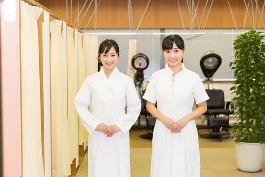 【城下】 完全週休2日制  リフレッシュ休暇あり  社会保険完備 業界未経験大歓迎！頭髪に悩むお客様にアドバイスや発毛施術を行う毛髪クリニック！研修体制がしっかりしているので業界未経験の方も安心！リーブ21 岡山オペレーションセンター（リーブニジュウイチオカヤマオペレーションセンター）から発毛施術スタッフ・カウンセラーの求人☆☆