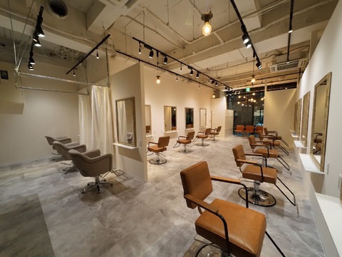 【梅田】≪完全週休2日制≫≪社会保険完備≫≪客単価12000円≫≪土日休み・連休OK≫≪実働8時間≫≪大人気トリートメント全ラインナップ完備！≫スタッフが楽しく安心して働ける環境づくりをしています！集客力もあり高単価なので、ガッツリ稼ぎたい方にもオススメ！「francesca.（フランチェスカドット）」からスタイリスト（美容師）の求人☆★