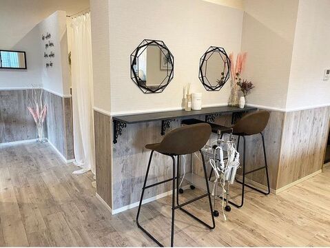 【光が丘】≪月休8,9日・社会保険完備・実働8時間≫仕事もプライベートも充実させたい方にオススメ！最新の技術を取り入れてお客様の満足度を高めています！おしゃれなカフェが併設されているトータルビューティーサロン「eyelashsalon TOM（アイラッシュサロントム）」からネイリスト（ネイル）の求人☆☆