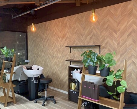 【布施駅】◆正社員or業務委託・社会保険完備・最低保障給あり・土日休み相談可・高単価・独立支援あり◆デザインカラーと髪質改善が人気のサロン！しっかり働いて稼ぎたい方、技術を磨いて成長したい方歓迎！「Lycnus（リクノス）」からスタイリスト（美容師）の求人★☆