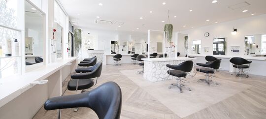 【北野田】≪社会保険完備≫≪完全週休2日制≫≪住宅手当あり≫地域密着の大人気トータルビューティーサロン！充実の教育体制はもちろん、条件面も年々良くなり美容師として長く活躍出来る環境！スタッフを大切にし、将来を一緒に考えてくれる会社です「Lily By Ak（リリーバイエーケー）」からアシスタント（美容師）の求人☆★