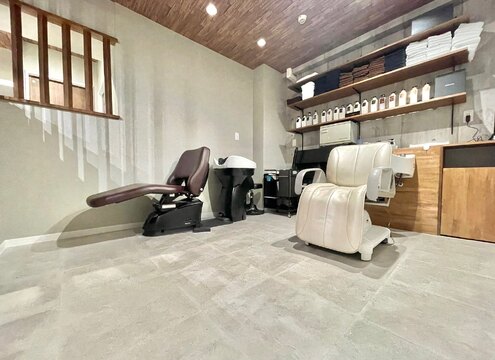 【寺田町駅】≪完全週休2日制≫≪社会保険完備≫≪19時に退勤可能≫≪交通費最大3万円支給あり≫最短1年半でスタイリストデビューを目指します。待遇面がしっかりしているので安心して長く働ける環境です。「Glanz（グランツ）」からアシスタント（美容師）の求人★☆