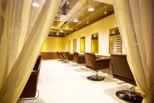 【南森町】≪社会保険完備≫≪月8日休み≫オシャレで高級感のあるサロン空間が広がり、お客様とじっくり長く向き合えるヘアサロン！パートや準社員なども歓迎！「Sanctuary wity connect（サンクチュアリウィズコネクト）」からスタイリスト（美容師）の求人☆☆