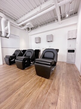 【北千住】≪完全週休2日制≫≪スタイリスト平均月収42万円≫≪社会保険完備≫≪高単価サロン≫働きやすさとやりがいがしっかり給与に反映される高待遇サロン「sii. 北千住（シー キタセンジュ）」からスタイリスト（美容師）の求人★☆