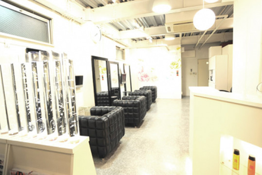 【五条】■マツエク・ネイル・着付けも学べる■幅広いジャンルで活躍できる美容師を目指せます！オーナーさんからのマンツーマンレッスンも魅力の「Rail LEAD TO BEAUTY（レールリードトゥビューティー）」からアシスタント（美容師）の求人☆★