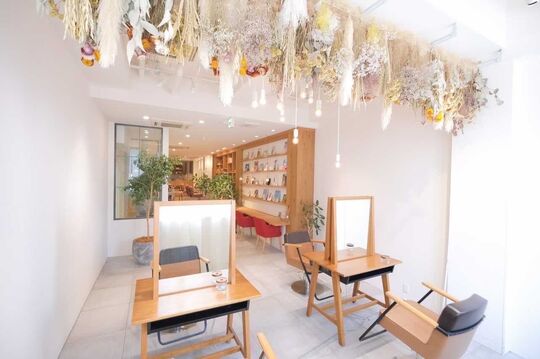 【烏丸】◆自由に休日・勤務時間を設定可能・月給25万円〜・土日の休みOK・撮影スタジオ完備・社会保険完備◆某スタイルランキングで全国トップクラスの実績！安定した集客を実現！自由な勤務形態でライフスタイルを大切に働けます！「rue（ルエ）」からスタイリスト（美容師）の求人☆★